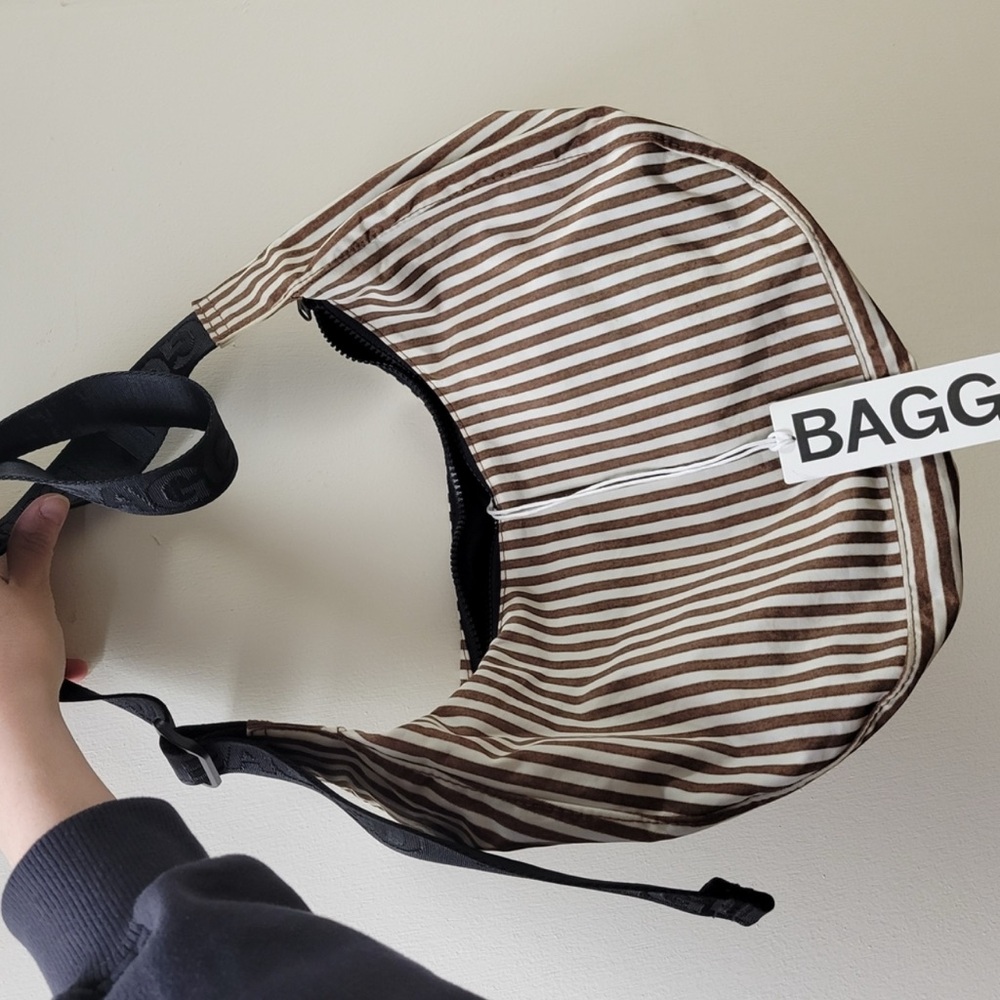 BNWT BAGGU brown stripe medium crescent bag